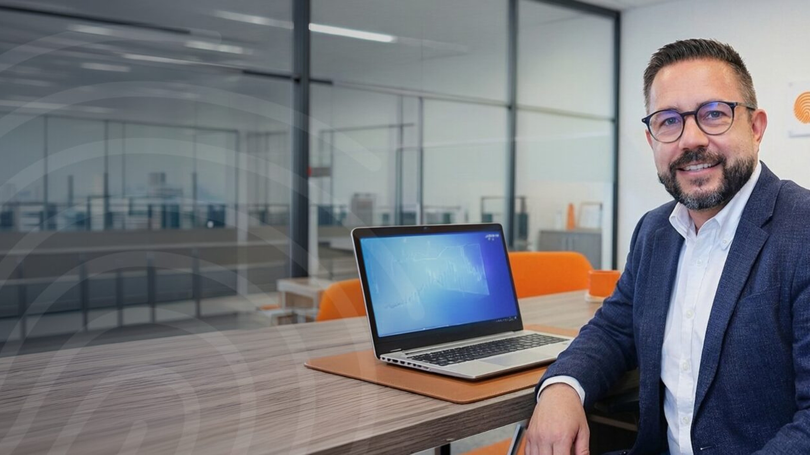 Een kredietspecialist van Record Credits in gesprek met een klant aan een bureau.