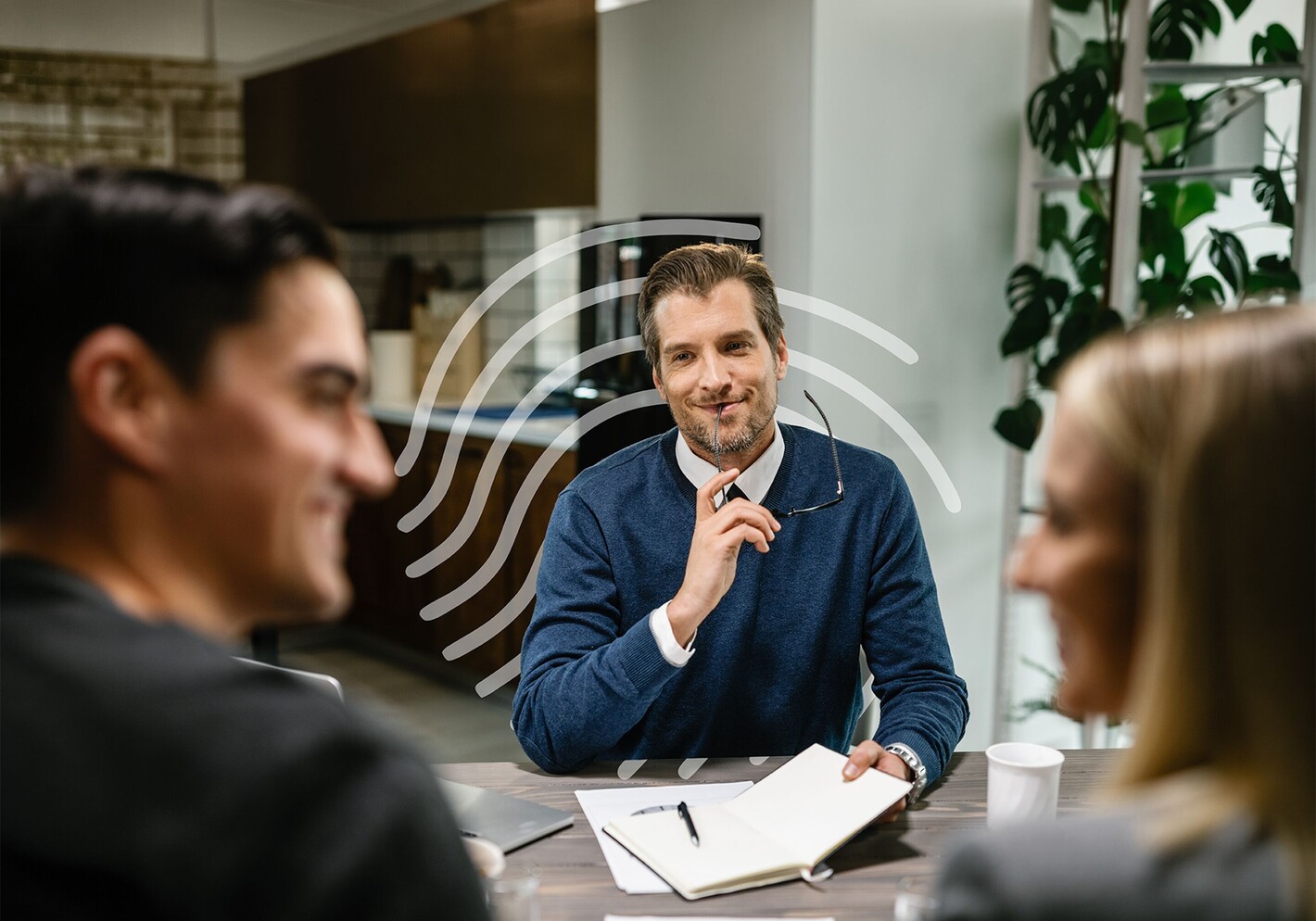 Een kredietspecialist luistert naar een koppel tijdens een gesprek over hun lening.