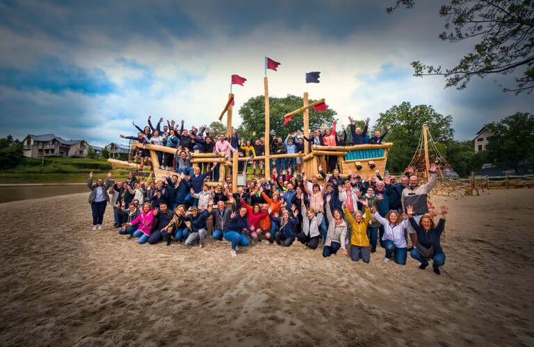 Het Record Credits-team poseert samen op een teamdag.